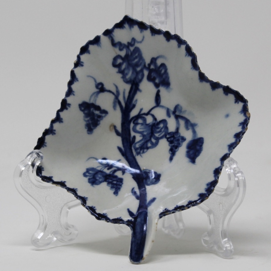 Pickle leaf dish with exterior moulded veins and a serrated edge, painted with vines.