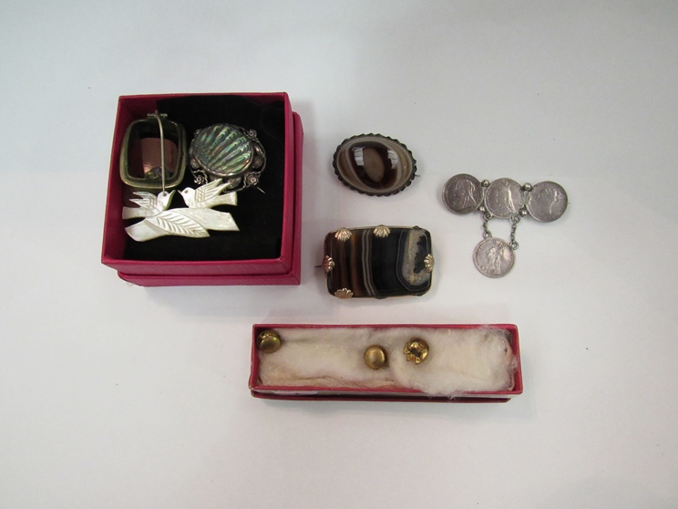 Various brooches including banded agate,