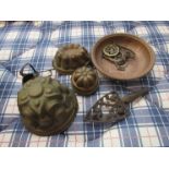 A quantity of copper jelly moulds and horse brasses etc