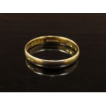 A 22ct gold wedding band, 3mm wide. Size S, 2.