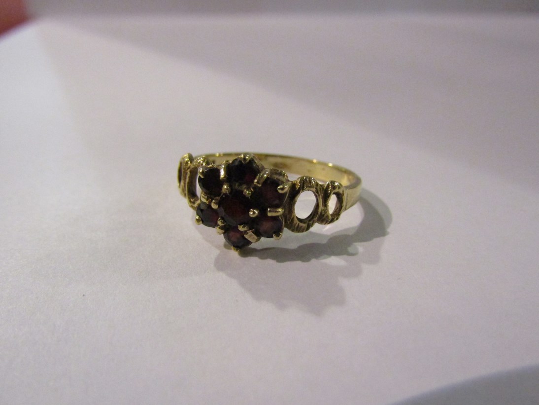 A 9ct gold garnet cluster ring. Size R/S, 2.