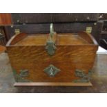 An early 20th Century oak tambour collectors'/jewellery chest