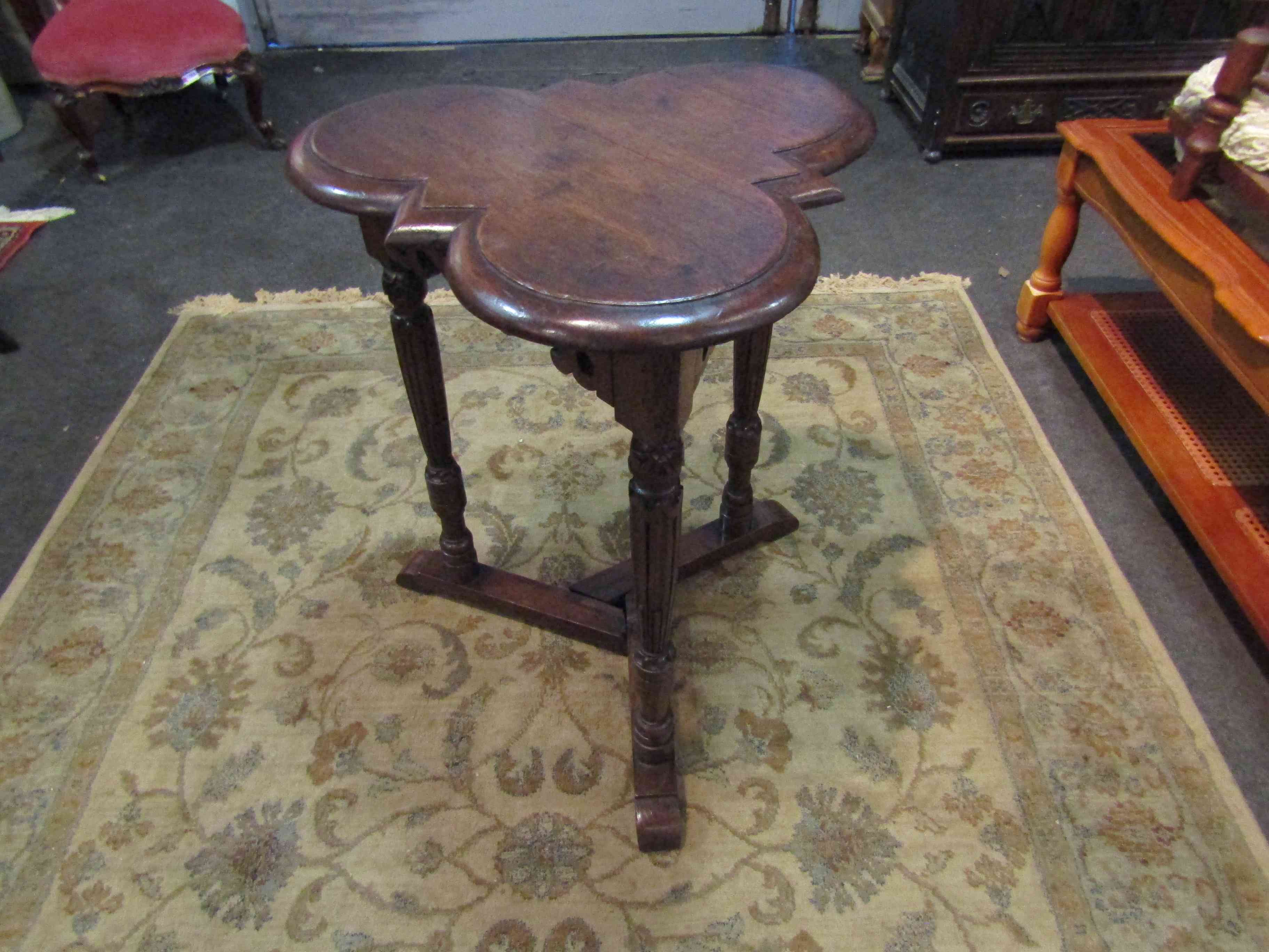 An Edwardian oak clover leaf top lamp table on turned and carved tri-legs with sledge feet base, - Image 3 of 3