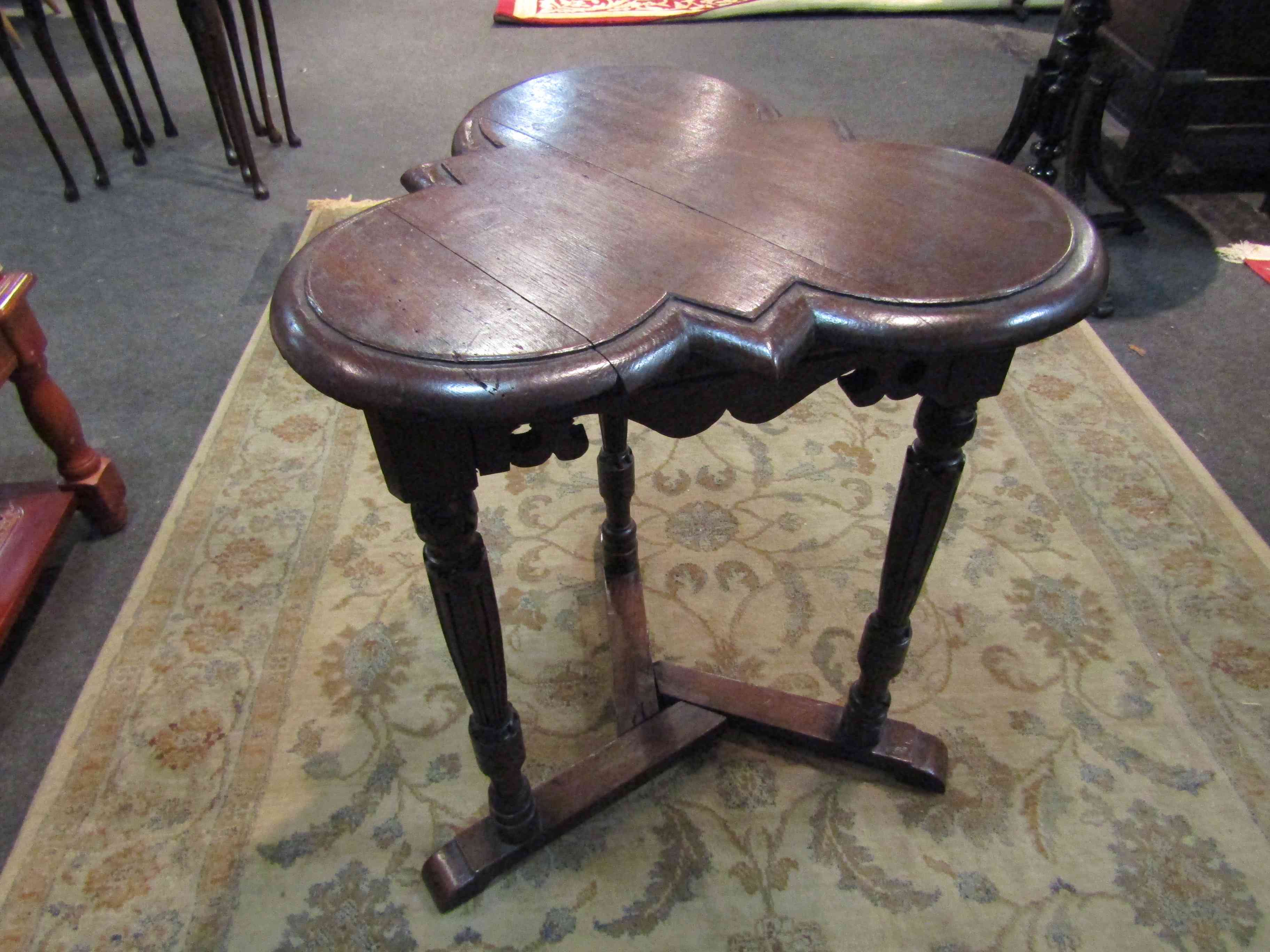 An Edwardian oak clover leaf top lamp table on turned and carved tri-legs with sledge feet base, - Image 2 of 3