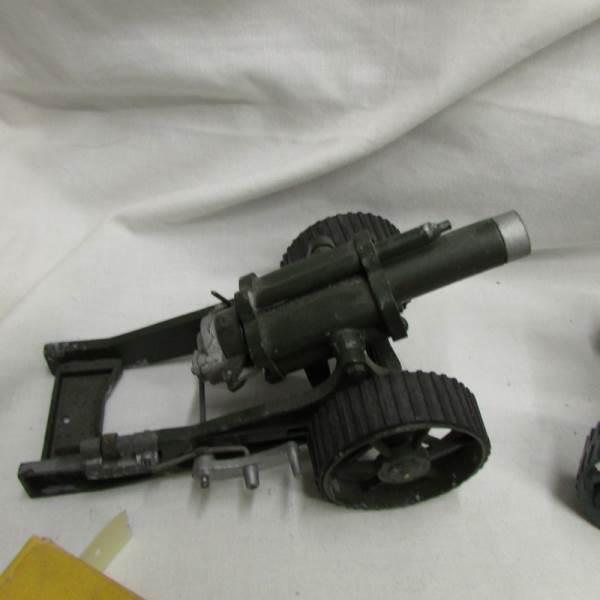 2 diecast desk top signalling cannons (one with cartridge) and 2 boxed Dinky 6928693 Howitzer - Image 2 of 5