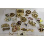 Approximately 24 various vintage brooches.