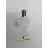 An S & M Sampson Mordan scent bottle with silver cap, Chester 1881.