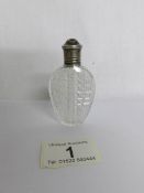 An S & M Sampson Mordan scent bottle with silver cap, Chester 1881.