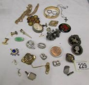 Assorted jewellery to include some silver, cameo etc.