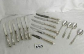 2 sets of 6 silver handled knives and 4 silver teaspoons.