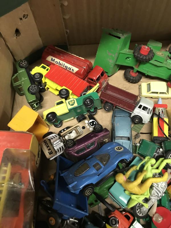 28 boxed Matchbox models and a quantity of unboxed die cast including Corgi. - Image 5 of 5