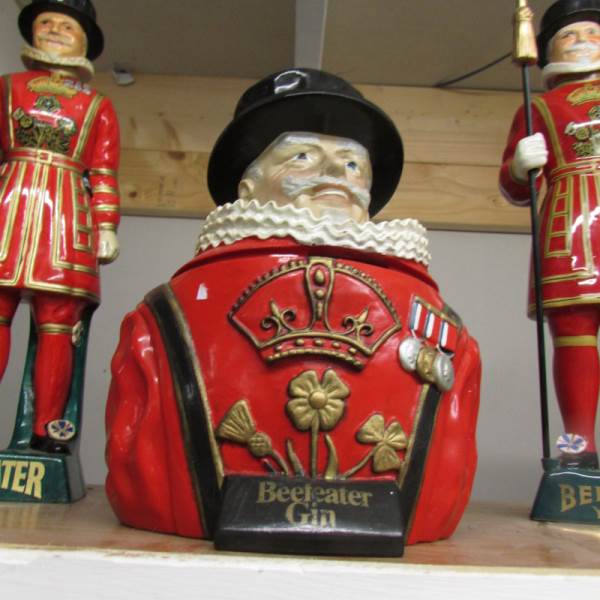 A Beefeater gin ice bucket and 2 Beefeater figures. - Image 4 of 4