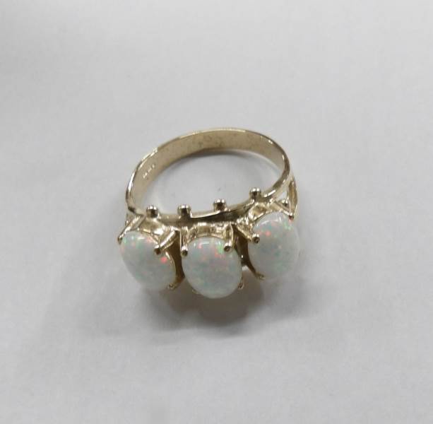 A 9ct gold ring set 3 large opals, size O. - Image 4 of 5