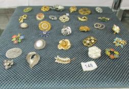 31 vintage brooches (display pad not included).