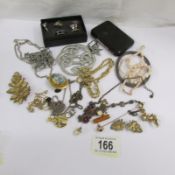 A quantity of jewellery including silver ring, brooches and other vintage items.