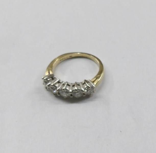An 18ct yellow gold 5 stone diamond ring. Size I half. - Image 2 of 6
