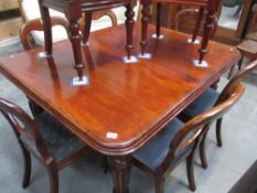 A Victorian extending mahogany dining table with 2 leaves ****Condition report****