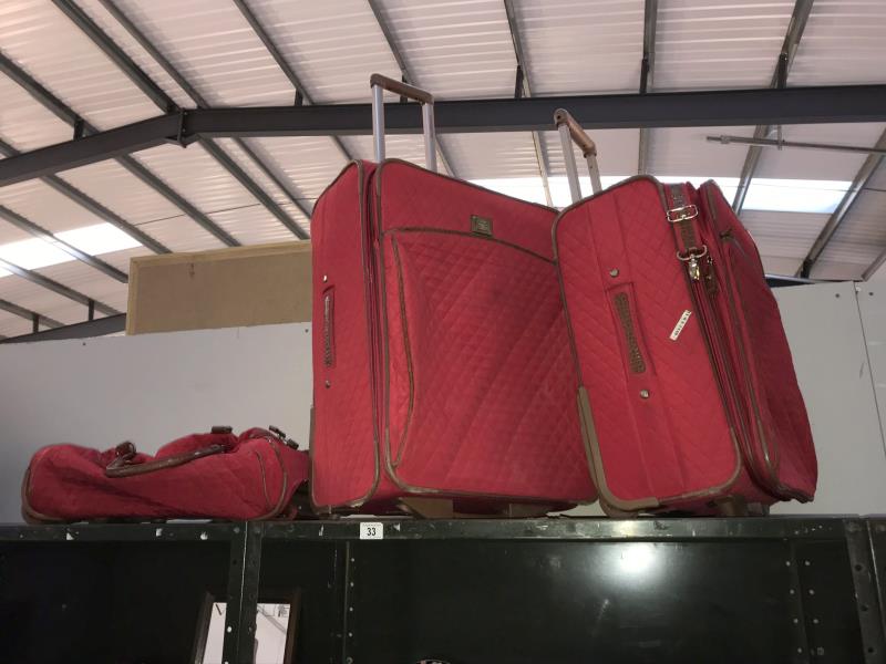 2 suitcases and matching holdall