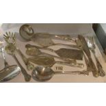 A mixed lot of King's pattern silver plate ladles, cake slices etc.