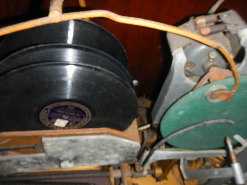A rare 1920's continuous multi disc gramophone (only 1 other known in science museum) - Image 2 of 3