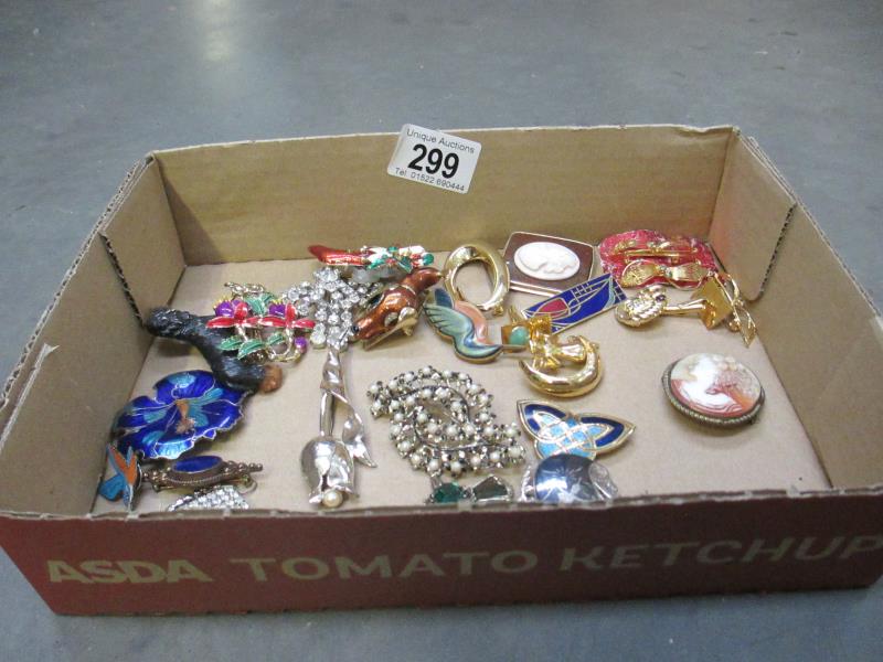 A mixed lot of interesting brooches