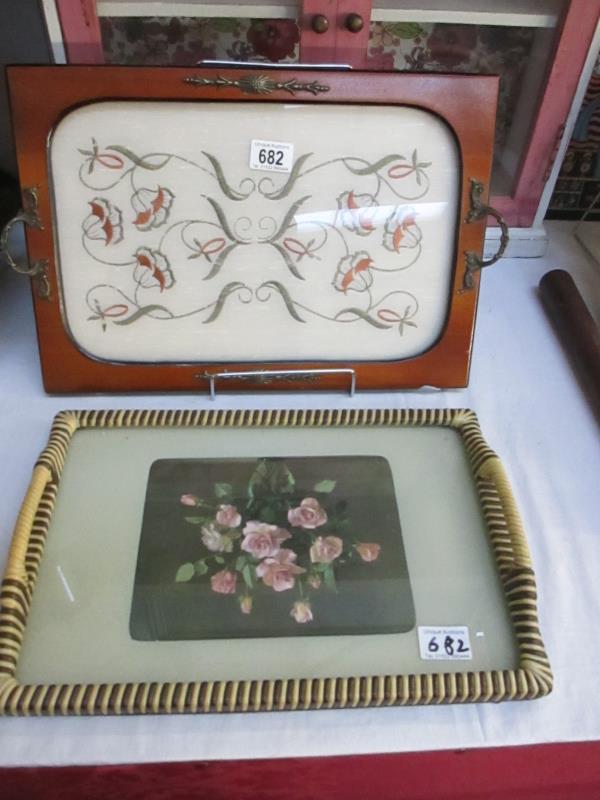 2 decorative trays,