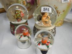 4 Xmas snow globes