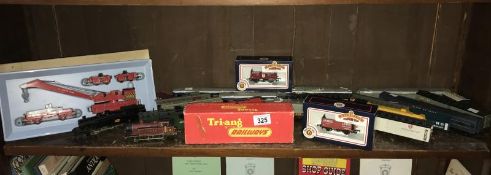 A Quantity of 00 gauge model railway rolling stock by Tri-ang,