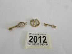 3 9ct gold charms being 2 21st birthday keys and a horseshoe, approximatley 5 grams.