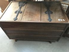 An oak box with large metal hinges ****Condition report**** 48cm tall x 81cm long x