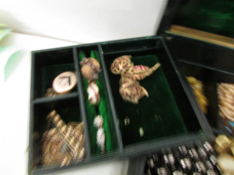 A good mixed lot of costume jewellery in an a/f vintage jewellery box. - Image 3 of 5