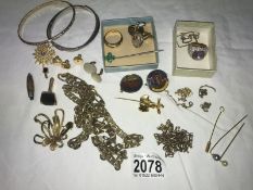 A quantity of yellow metal jewellery,