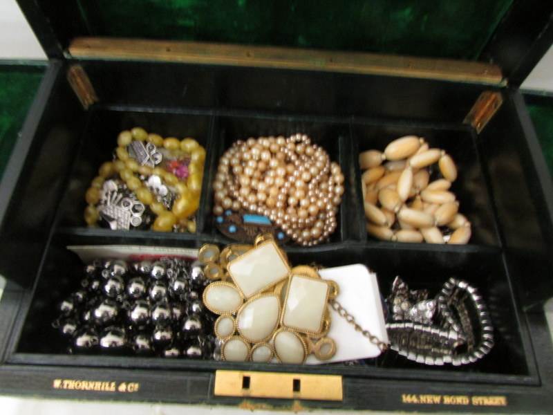 A good mixed lot of costume jewellery in an a/f vintage jewellery box. - Image 4 of 5