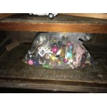 A bag of assorted costume jewellery approx. 3.