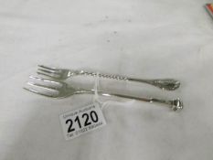 2 silver pickle forks, approximately 63 grams.