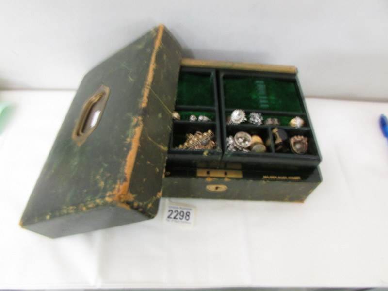 A good mixed lot of costume jewellery in an a/f vintage jewellery box. - Image 5 of 5