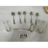 5 silver teaspoons, 2 silver sugar tongs and a silver sifter spoon, approximately 93 grams.