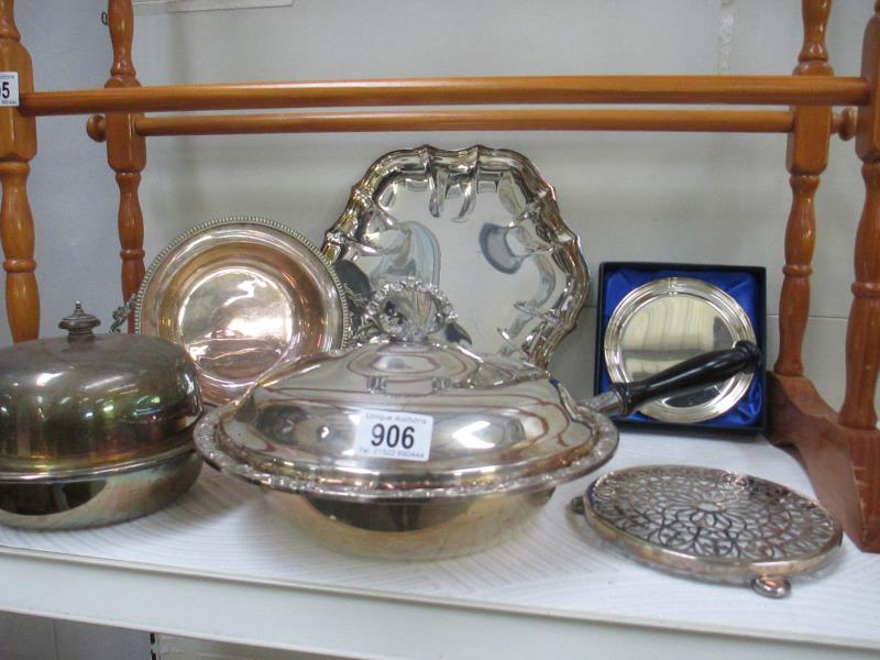 A quantity of silverplate items