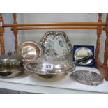 A quantity of silverplate items