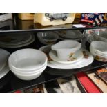 A good lot of vintage Pyrex plates and dishes etc. (approx.