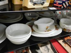 A good lot of vintage Pyrex plates and dishes etc. (approx.