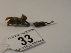 A rare miniature bronze cat chasing a mouse (in good condition)