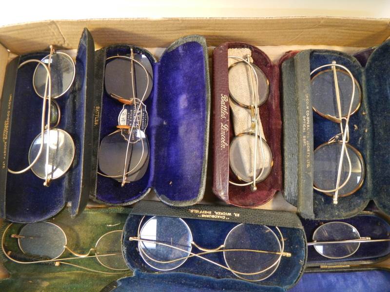 8 pairs of vintage spectacles in cases, possibly some gold but none marked. - Image 2 of 5