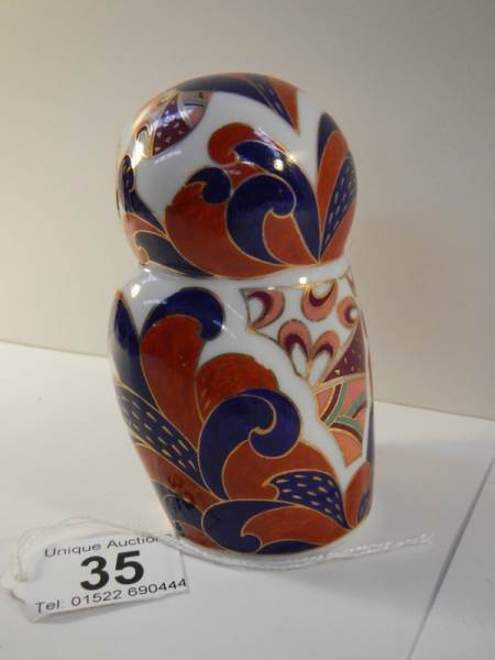 A figurine of an owl in the style of Royal Crown Derby no stopper in bottom but in good condition, - Image 2 of 3