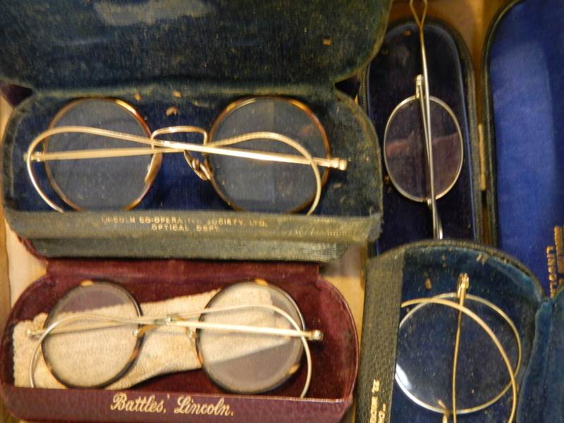 8 pairs of vintage spectacles in cases, possibly some gold but none marked. - Image 5 of 5