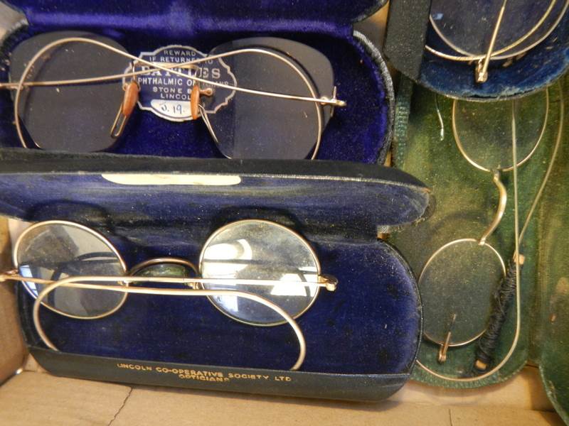 8 pairs of vintage spectacles in cases, possibly some gold but none marked. - Image 4 of 5