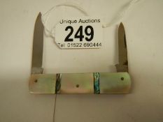 A mid 20th mother of pearl pen knife in good condition