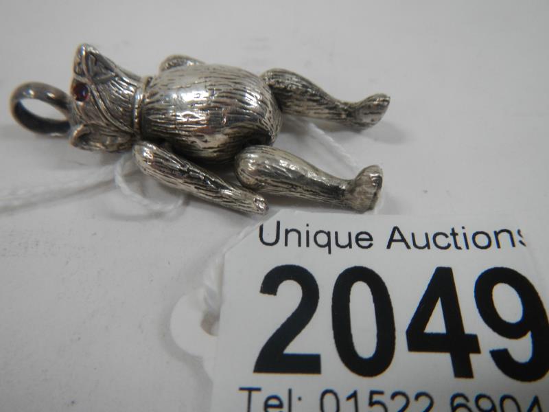 A silver articulated bear with red glass eyes - Image 3 of 4