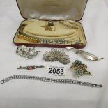 A mixed lot of jewellery including silver brooch, diamonte, yellow metal, etc.