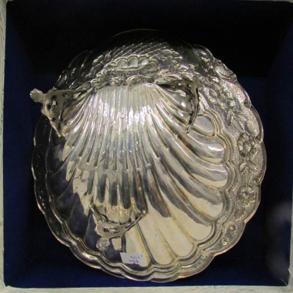 A fine silver dish in the form of a shell with floral embellishment, marked 925 EPT, XEIPOL. - Image 3 of 3